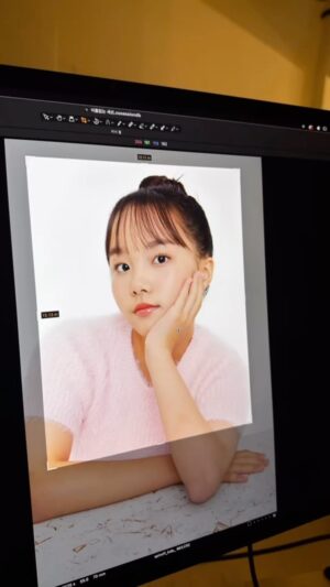 Kim Ji-Yu Instagram - 예쁘니 지유🩷 
귀여운 표정 너무 잘해서 이모 흐뭇🥹

#손포즈는어디서배웠니 #얼굴소멸 #키즈모델 
#키즈메이크업 #키즈헤어 #키즈프로필 #키즈화보