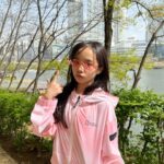 Kim Ji-Yu Instagram - 🌸 #광고 . 가벼운 차림에 무심하게 툭~ 🌸 산뜻하고 편안해서 간절기 데일리룩으로 활용도 높은 티셔츠와 바람막이 입고 매일매일 봄을 느끼고 있어요😀😀 . 17일 부터 내셔널지오그래픽 SNS에서 #지구의날 🌏이벤트 중이래요 우리 참여하러 가볼까요~~^^ ➡️ @ng_apparel.kids . . #내셔널지오그래픽키즈 #내셔널지오그래픽 #키즈바람막이 #키즈점퍼 #주니어바람막이 #남아바람막이 #여아바람막이 #키즈티셔츠 #주니어티셔츠 #여아반팔티 #남아반팔티 #남아티셔츠 #여아티셔츠 #주니어코디 #주니어옷 #키즈옷 #키즈코디