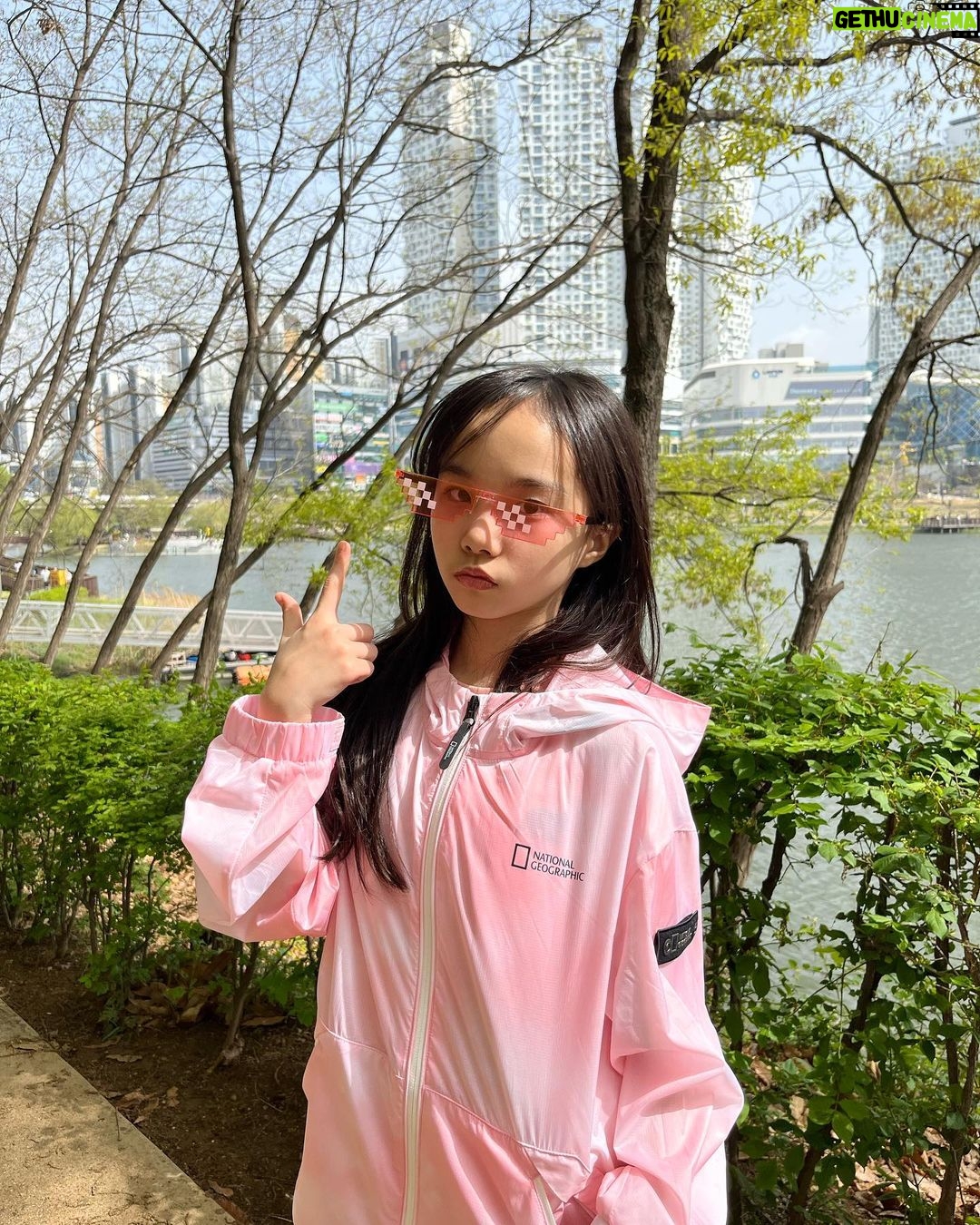 Kim Ji-Yu Instagram - ๐ธ #๊ด๊ณ . ๊ฐ๋ฒผ์ด ์ฐจ๋ฆผ์ ๋ฌด์ฌํ๊ฒ ํญ~ ๐ธ ์ฐ๋ปํ๊ณ ํธ์ํด์ ๊ฐ์ ๊ธฐ ๋ฐ์ผ๋ฆฌ๋ฃฉ์ผ๋ก ํ์ฉ๋ ๋์ ํฐ์
์ธ ์ ๋ฐ๋๋ง์ด ์
๊ณ ๋งค์ผ๋งค์ผ ๋ด์ ๋๋ผ๊ณ ์์ด์๐๐ . 17์ผ ๋ถํฐ ๋ด์
๋์ง์ค๊ทธ๋ํฝ SNS์์ #์ง๊ตฌ์๋ ๐์ด๋ฒคํธ ์ค์ด๋์ ์ฐ๋ฆฌ ์ฐธ์ฌํ๋ฌ ๊ฐ๋ณผ๊น์~~^^ โก๏ธ @ng_apparel.kids . . #๋ด์
๋์ง์ค๊ทธ๋ํฝํค์ฆ #๋ด์
๋์ง์ค๊ทธ๋ํฝ #ํค์ฆ๋ฐ๋๋ง์ด #ํค์ฆ์ ํผ #์ฃผ๋์ด๋ฐ๋๋ง์ด #๋จ์๋ฐ๋๋ง์ด #์ฌ์๋ฐ๋๋ง์ด #ํค์ฆํฐ์
์ธ #์ฃผ๋์ดํฐ์
์ธ #์ฌ์๋ฐํํฐ #๋จ์๋ฐํํฐ #๋จ์ํฐ์
์ธ #์ฌ์ํฐ์
์ธ #์ฃผ๋์ด์ฝ๋ #์ฃผ๋์ด์ท #ํค์ฆ์ท #ํค์ฆ์ฝ๋