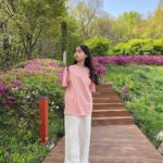 Kim Ji-Yu Instagram - 🌸 #광고 . 가벼운 차림에 무심하게 툭~ 🌸 산뜻하고 편안해서 간절기 데일리룩으로 활용도 높은 티셔츠와 바람막이 입고 매일매일 봄을 느끼고 있어요😀😀 . 17일 부터 내셔널지오그래픽 SNS에서 #지구의날 🌏이벤트 중이래요 우리 참여하러 가볼까요~~^^ ➡️ @ng_apparel.kids . . #내셔널지오그래픽키즈 #내셔널지오그래픽 #키즈바람막이 #키즈점퍼 #주니어바람막이 #남아바람막이 #여아바람막이 #키즈티셔츠 #주니어티셔츠 #여아반팔티 #남아반팔티 #남아티셔츠 #여아티셔츠 #주니어코디 #주니어옷 #키즈옷 #키즈코디
