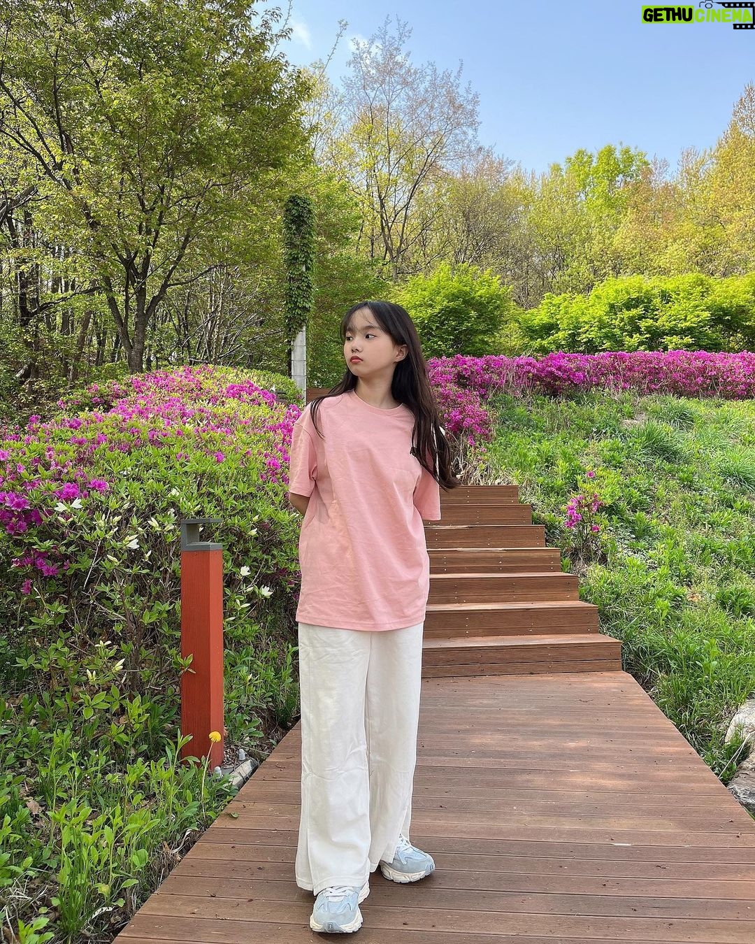 Kim Ji-Yu Instagram - ๐ธ #๊ด๊ณ . ๊ฐ๋ฒผ์ด ์ฐจ๋ฆผ์ ๋ฌด์ฌํ๊ฒ ํญ~ ๐ธ ์ฐ๋ปํ๊ณ ํธ์ํด์ ๊ฐ์ ๊ธฐ ๋ฐ์ผ๋ฆฌ๋ฃฉ์ผ๋ก ํ์ฉ๋ ๋์ ํฐ์
์ธ ์ ๋ฐ๋๋ง์ด ์
๊ณ ๋งค์ผ๋งค์ผ ๋ด์ ๋๋ผ๊ณ ์์ด์๐๐ . 17์ผ ๋ถํฐ ๋ด์
๋์ง์ค๊ทธ๋ํฝ SNS์์ #์ง๊ตฌ์๋ ๐์ด๋ฒคํธ ์ค์ด๋์ ์ฐ๋ฆฌ ์ฐธ์ฌํ๋ฌ ๊ฐ๋ณผ๊น์~~^^ โก๏ธ @ng_apparel.kids . . #๋ด์
๋์ง์ค๊ทธ๋ํฝํค์ฆ #๋ด์
๋์ง์ค๊ทธ๋ํฝ #ํค์ฆ๋ฐ๋๋ง์ด #ํค์ฆ์ ํผ #์ฃผ๋์ด๋ฐ๋๋ง์ด #๋จ์๋ฐ๋๋ง์ด #์ฌ์๋ฐ๋๋ง์ด #ํค์ฆํฐ์
์ธ #์ฃผ๋์ดํฐ์
์ธ #์ฌ์๋ฐํํฐ #๋จ์๋ฐํํฐ #๋จ์ํฐ์
์ธ #์ฌ์ํฐ์
์ธ #์ฃผ๋์ด์ฝ๋ #์ฃผ๋์ด์ท #ํค์ฆ์ท #ํค์ฆ์ฝ๋
