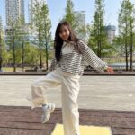 Kim Ji-Yu Instagram - 💓 고학년 되고는 편한 옷만 찾는 지유탱👧🏻 . @individuel.kr #인디비주엘 👚나우카라스트라이프맨투맨 입고 신났쥬^^ 데일리한 스트라이프패턴과 투웨이로도 활용 가능한 집업스타일이라 너무 편해요^^ 스커트는 물론 청바지랑도 잘 어울리겠다요‼️ 👖다리가 길어보이는 레나 세미와이드팬츠는 탄탄한 허리라인 밴딩에 트임이 있어 슬림해 보이기까지!!🤭 . #등교룩 #초등학생크롭티 #여아크롭티 #주니어크롭티 #여아바지 #주니어바지 #키즈바지 #초딩일상 #산책룩 #주니어의류 #데일리