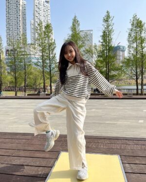 Kim Ji-Yu Instagram - 💓
고학년 되고는 편한 옷만 찾는 지유탱👧🏻
.
@individuel.kr 
#인디비주엘
👚나우카라스트라이프맨투맨 입고 신났쥬^^ 
데일리한 스트라이프패턴과
투웨이로도 활용 가능한 집업스타일이라
너무 편해요^^
스커트는 물론 청바지랑도 잘 어울리겠다요‼️
👖다리가 길어보이는
레나 세미와이드팬츠는
탄탄한 허리라인 밴딩에
트임이 있어 슬림해 보이기까지!!🤭
.
#등교룩 #초등학생크롭티 #여아크롭티 #주니어크롭티 #여아바지 #주니어바지 #키즈바지 #초딩일상 #산책룩 #주니어의류 #데일리
