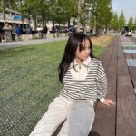 Kim Ji-Yu Instagram - 💓 고학년 되고는 편한 옷만 찾는 지유탱👧🏻 . @individuel.kr #인디비주엘 👚나우카라스트라이프맨투맨 입고 신났쥬^^ 데일리한 스트라이프패턴과 투웨이로도 활용 가능한 집업스타일이라 너무 편해요^^ 스커트는 물론 청바지랑도 잘 어울리겠다요‼️ 👖다리가 길어보이는 레나 세미와이드팬츠는 탄탄한 허리라인 밴딩에 트임이 있어 슬림해 보이기까지!!🤭 . #등교룩 #초등학생크롭티 #여아크롭티 #주니어크롭티 #여아바지 #주니어바지 #키즈바지 #초딩일상 #산책룩 #주니어의류 #데일리