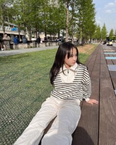 Kim Ji-Yu Instagram - 💓 고학년 되고는 편한 옷만 찾는 지유탱👧🏻 . @individuel.kr #인디비주엘 👚나우카라스트라이프맨투맨 입고 신났쥬^^ 데일리한 스트라이프패턴과 투웨이로도 활용 가능한 집업스타일이라 너무 편해요^^ 스커트는 물론 청바지랑도 잘 어울리겠다요‼️ 👖다리가 길어보이는 레나 세미와이드팬츠는 탄탄한 허리라인 밴딩에 트임이 있어 슬림해 보이기까지!!🤭 . #등교룩 #초등학생크롭티 #여아크롭티 #주니어크롭티 #여아바지 #주니어바지 #키즈바지 #초딩일상 #산책룩 #주니어의류 #데일리
