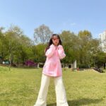 Kim Ji-Yu Instagram - 🌸 #광고 @ng_apparel.kids . 요즘 핑쿠핑쿠 다시 좋아진 초5 언니~^^ 가벼운 차림에 무심하게 툭~ 🌸 산뜻하고 편안해서 간절기 데일리룩으로 활용도 높은 바람막이😃👍🏻 색상도 너무 이쁘네요💕 박시하고 포인트가 팍팍 반팔티셔츠는 스커트,팬츠 어디든 다양한 코디가 가능하겠어요~~^^ . #내셔널지오그래픽키즈 #내셔널지오그래픽 #키즈바람막이 #키즈점퍼 #주니어바람막이 #남아바람막이 #여아바람막이 #키즈티셔츠 #주니어티셔츠 #여아반팔티 #남아반팔티 #남아티셔츠 #여아티셔츠 #주니어코디 #주니어옷 #키즈옷 #키즈코디