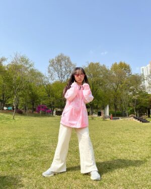 Kim Ji-Yu Instagram - 🌸
#광고 @ng_apparel.kids 
.
요즘 핑쿠핑쿠 다시 좋아진
초5 언니~^^
가벼운 차림에 무심하게 툭~
🌸
산뜻하고 편안해서
간절기 데일리룩으로 활용도 높은 바람막이😃👍🏻
색상도 너무 이쁘네요💕
박시하고 포인트가 팍팍 반팔티셔츠는 스커트,팬츠 어디든 다양한 코디가 가능하겠어요~~^^
.
#내셔널지오그래픽키즈 #내셔널지오그래픽 #키즈바람막이 #키즈점퍼 #주니어바람막이 #남아바람막이 #여아바람막이 #키즈티셔츠 #주니어티셔츠 #여아반팔티 #남아반팔티 #남아티셔츠 #여아티셔츠 #주니어코디 #주니어옷 #키즈옷 #키즈코디