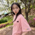 Kim Ji-Yu Instagram - 🌸 #광고 @ng_apparel.kids . 요즘 핑쿠핑쿠 다시 좋아진 초5 언니~^^ 가벼운 차림에 무심하게 툭~ 🌸 산뜻하고 편안해서 간절기 데일리룩으로 활용도 높은 바람막이😃👍🏻 색상도 너무 이쁘네요💕 박시하고 포인트가 팍팍 반팔티셔츠는 스커트,팬츠 어디든 다양한 코디가 가능하겠어요~~^^ . #내셔널지오그래픽키즈 #내셔널지오그래픽 #키즈바람막이 #키즈점퍼 #주니어바람막이 #남아바람막이 #여아바람막이 #키즈티셔츠 #주니어티셔츠 #여아반팔티 #남아반팔티 #남아티셔츠 #여아티셔츠 #주니어코디 #주니어옷 #키즈옷 #키즈코디