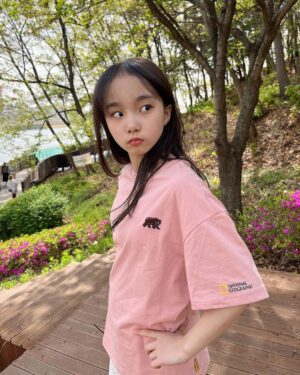 Kim Ji-Yu Instagram - 🌸
#광고 @ng_apparel.kids 
.
요즘 핑쿠핑쿠 다시 좋아진
초5 언니~^^
가벼운 차림에 무심하게 툭~
🌸
산뜻하고 편안해서
간절기 데일리룩으로 활용도 높은 바람막이😃👍🏻
색상도 너무 이쁘네요💕
박시하고 포인트가 팍팍 반팔티셔츠는 스커트,팬츠 어디든 다양한 코디가 가능하겠어요~~^^
.
#내셔널지오그래픽키즈 #내셔널지오그래픽 #키즈바람막이 #키즈점퍼 #주니어바람막이 #남아바람막이 #여아바람막이 #키즈티셔츠 #주니어티셔츠 #여아반팔티 #남아반팔티 #남아티셔츠 #여아티셔츠 #주니어코디 #주니어옷 #키즈옷 #키즈코디
