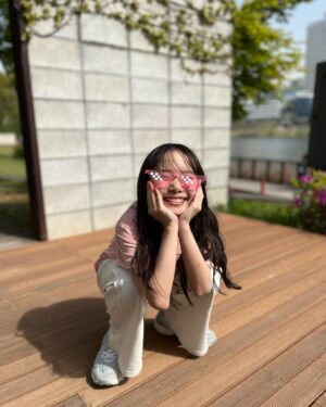 Kim Ji-Yu Instagram - 🌸
#광고 @ng_apparel.kids 
.
요즘 핑쿠핑쿠 다시 좋아진
초5 언니~^^
가벼운 차림에 무심하게 툭~
🌸
산뜻하고 편안해서
간절기 데일리룩으로 활용도 높은 바람막이😃👍🏻
색상도 너무 이쁘네요💕
박시하고 포인트가 팍팍 반팔티셔츠는 스커트,팬츠 어디든 다양한 코디가 가능하겠어요~~^^
.
#내셔널지오그래픽키즈 #내셔널지오그래픽 #키즈바람막이 #키즈점퍼 #주니어바람막이 #남아바람막이 #여아바람막이 #키즈티셔츠 #주니어티셔츠 #여아반팔티 #남아반팔티 #남아티셔츠 #여아티셔츠 #주니어코디 #주니어옷 #키즈옷 #키즈코디