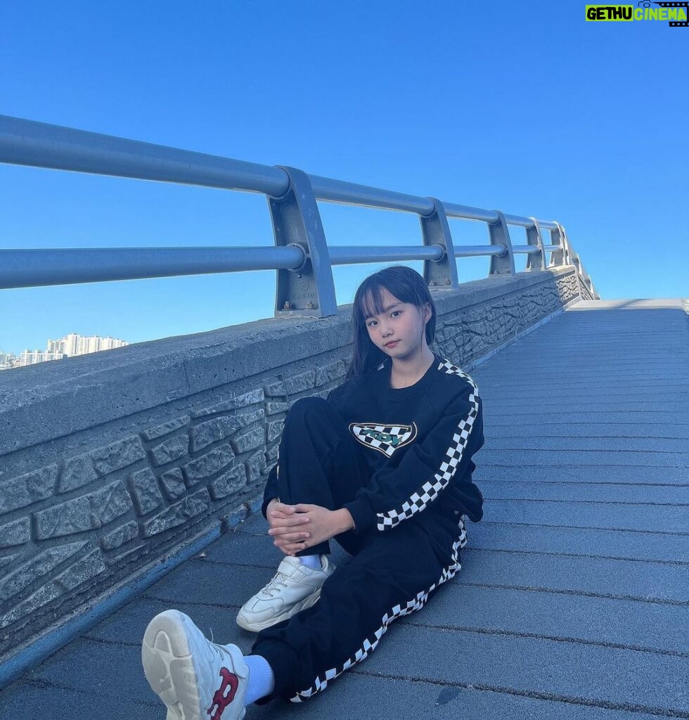 Kim Ji-Yu Instagram - 🫶🏻 벌써 10월….. 남은 23년도 열심히‼️ 즐겁게‼️ 살자요~~~😘 💚🧡💚🧡💚🧡💚🧡💚 #오늘도이쁜옷 👉🏻@kokoyarn_official #kokoyan #코코얀 #등교룩 #키즈코디 #주니어옷 #초딩일상