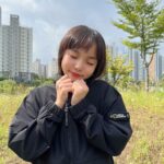 Kim Ji-Yu Instagram - ☀️ #광고 @ng_apparel.kids #초딩 #주말일상 잠깐 햇님 얼굴 보여쥴 때 산책 나가기~^^ 오늘도 #내셔널지오그래픽키즈 베이직한 우븐 트레이닝 셋업 입고 헛둘 헛둘~~🏃🏻‍♀️🏃🏻‍♀️🏃🏻‍♀️😻 발수가공 처리된 나일론스트레치 소재 사용으로 야외활동에 더더더 적합한 착한 옷!!! 올 가을도 #내셔널지오그래픽과 함께 해요‼️ #키즈트레이닝복 #주니어트레이닝세트 #키즈바람막이 #키즈아노락 #키즈조거팬츠 #키즈이우터 #주니어코디 #주니어옷 #키즈옷 #키즈코디