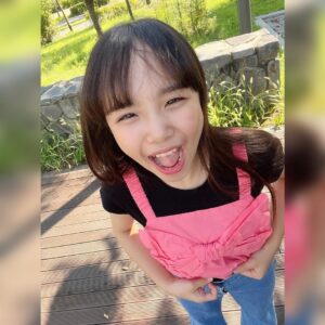 Kim Ji-Yu Instagram - 💞
요즘 언니인 척~
아무리 그래두~
넌 아직 그냥 초딩이~
잼민이~지롱~
어제 엄마 바빠서
혼자 미용실에 앞머리 자르러 가서는~~~~🤣
😂😂😂
#초딩스타그램 🍒