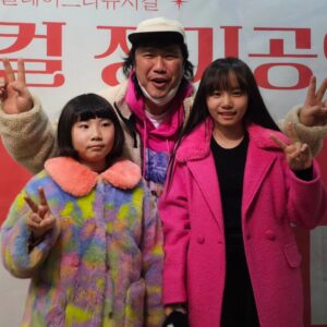 Kim Ji-Yu Instagram - ✌🏻
#오랜만의만남 #선한영향력
언제나 유쾌하신 중완삼촌과 함께😃💕
즐거운 시간🥰
짜장면과  탕슉 너무 맛있게 잘 먹었습니다^^
우리 또 만나용~~♡
이번 신곡도 너무 좋네요!!👍🏻
#육중완 삼촌! @golila6
찌유가 항상 응원합니다🥳 퐛팅🔥🔥🔥