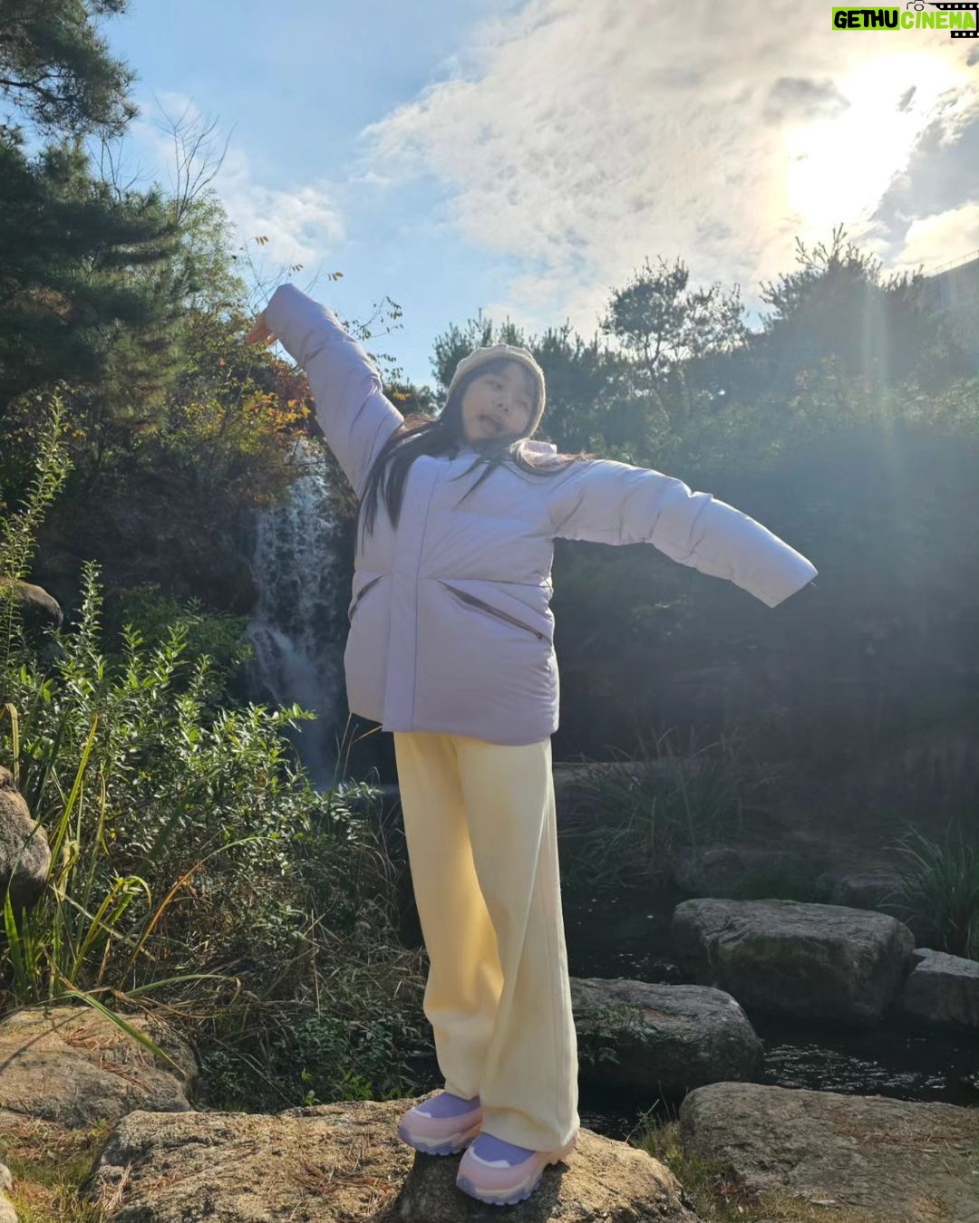 Kim Ji-Yu Instagram - ❣️ #광고 @ng_apparel.kids 본인이 직접 정한 단 하나뿐인 와펜에 힘을 얻어 ^^ 🌸꽃미녀가 되고픈 지유에요^^ 꼭 올 겨울은 부디 참하게 꼭!미녀 가 되어보자~~^^!! 올 겨울 교복 당첨~~~~!!!!^^ #내셔널지오그래픽키즈 숏패딩~~! 지유는 루즈하게 입고 싶어서 160사이즈를 선택했더니 숏패딩이 아니라 반패딩으로 입고 있어요~^^ 엉덩이까지 따숩게 덮어서 더더 좋으네요~~ ✔️R.D.S 인증 덕다운을 사용한 실용적인 다운점퍼로 베이직한 핏감과 디자인이라 데일리룩으로 딱!이쥬~^^ 🤩가볍고 따뜻한 #내셔널지오그래픽 숏패딩과 방한화가 있어 이번 겨울도 든든합니다용!^^ #키즈숏패딩 #키즈패딩 #남아패딩 #여아패딩 #주니어패딩 #키즈신발 #키즈방한화 #남아신발 #여아신발 #키즈겨울신발 #키즈겨울아이템 #키즈옷 #키즈코디 #주니어옷