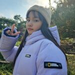 Kim Ji-Yu Instagram - ❣️ #광고 @ng_apparel.kids 본인이 직접 정한 단 하나뿐인 와펜에 힘을 얻어 ^^ 🌸꽃미녀가 되고픈 지유에요^^ 꼭 올 겨울은 부디 참하게 꼭!미녀 가 되어보자~~^^!! 올 겨울 교복 당첨~~~~!!!!^^ #내셔널지오그래픽키즈 숏패딩~~! 지유는 루즈하게 입고 싶어서 160사이즈를 선택했더니 숏패딩이 아니라 반패딩으로 입고 있어요~^^ 엉덩이까지 따숩게 덮어서 더더 좋으네요~~ ✔️R.D.S 인증 덕다운을 사용한 실용적인 다운점퍼로 베이직한 핏감과 디자인이라 데일리룩으로 딱!이쥬~^^ 🤩가볍고 따뜻한 #내셔널지오그래픽 숏패딩과 방한화가 있어 이번 겨울도 든든합니다용!^^ #키즈숏패딩 #키즈패딩 #남아패딩 #여아패딩 #주니어패딩 #키즈신발 #키즈방한화 #남아신발 #여아신발 #키즈겨울신발 #키즈겨울아이템 #키즈옷 #키즈코디 #주니어옷