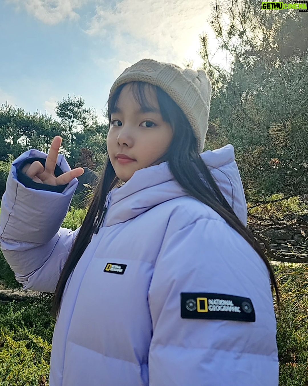 Kim Ji-Yu Instagram - ❣️ #광고 @ng_apparel.kids 본인이 직접 정한 단 하나뿐인 와펜에 힘을 얻어 ^^ 🌸꽃미녀가 되고픈 지유에요^^ 꼭 올 겨울은 부디 참하게 꼭!미녀 가 되어보자~~^^!! 올 겨울 교복 당첨~~~~!!!!^^ #내셔널지오그래픽키즈 숏패딩~~! 지유는 루즈하게 입고 싶어서 160사이즈를 선택했더니 숏패딩이 아니라 반패딩으로 입고 있어요~^^ 엉덩이까지 따숩게 덮어서 더더 좋으네요~~ ✔️R.D.S 인증 덕다운을 사용한 실용적인 다운점퍼로 베이직한 핏감과 디자인이라 데일리룩으로 딱!이쥬~^^ 🤩가볍고 따뜻한 #내셔널지오그래픽 숏패딩과 방한화가 있어 이번 겨울도 든든합니다용!^^ #키즈숏패딩 #키즈패딩 #남아패딩 #여아패딩 #주니어패딩 #키즈신발 #키즈방한화 #남아신발 #여아신발 #키즈겨울신발 #키즈겨울아이템 #키즈옷 #키즈코디 #주니어옷