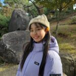 Kim Ji-Yu Instagram - ❣️ #광고 @ng_apparel.kids 본인이 직접 정한 단 하나뿐인 와펜에 힘을 얻어 ^^ 🌸꽃미녀가 되고픈 지유에요^^ 꼭 올 겨울은 부디 참하게 꼭!미녀 가 되어보자~~^^!! 올 겨울 교복 당첨~~~~!!!!^^ #내셔널지오그래픽키즈 숏패딩~~! 지유는 루즈하게 입고 싶어서 160사이즈를 선택했더니 숏패딩이 아니라 반패딩으로 입고 있어요~^^ 엉덩이까지 따숩게 덮어서 더더 좋으네요~~ ✔️R.D.S 인증 덕다운을 사용한 실용적인 다운점퍼로 베이직한 핏감과 디자인이라 데일리룩으로 딱!이쥬~^^ 🤩가볍고 따뜻한 #내셔널지오그래픽 숏패딩과 방한화가 있어 이번 겨울도 든든합니다용!^^ #키즈숏패딩 #키즈패딩 #남아패딩 #여아패딩 #주니어패딩 #키즈신발 #키즈방한화 #남아신발 #여아신발 #키즈겨울신발 #키즈겨울아이템 #키즈옷 #키즈코디 #주니어옷