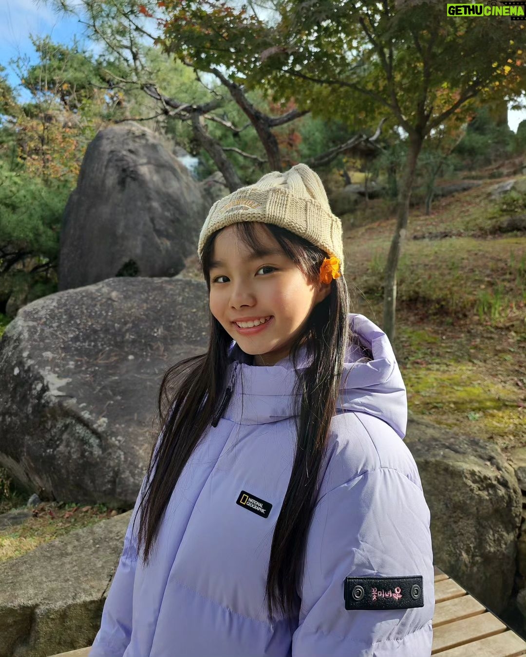 Kim Ji-Yu Instagram - ❣️ #광고 @ng_apparel.kids 본인이 직접 정한 단 하나뿐인 와펜에 힘을 얻어 ^^ 🌸꽃미녀가 되고픈 지유에요^^ 꼭 올 겨울은 부디 참하게 꼭!미녀 가 되어보자~~^^!! 올 겨울 교복 당첨~~~~!!!!^^ #내셔널지오그래픽키즈 숏패딩~~! 지유는 루즈하게 입고 싶어서 160사이즈를 선택했더니 숏패딩이 아니라 반패딩으로 입고 있어요~^^ 엉덩이까지 따숩게 덮어서 더더 좋으네요~~ ✔️R.D.S 인증 덕다운을 사용한 실용적인 다운점퍼로 베이직한 핏감과 디자인이라 데일리룩으로 딱!이쥬~^^ 🤩가볍고 따뜻한 #내셔널지오그래픽 숏패딩과 방한화가 있어 이번 겨울도 든든합니다용!^^ #키즈숏패딩 #키즈패딩 #남아패딩 #여아패딩 #주니어패딩 #키즈신발 #키즈방한화 #남아신발 #여아신발 #키즈겨울신발 #키즈겨울아이템 #키즈옷 #키즈코디 #주니어옷
