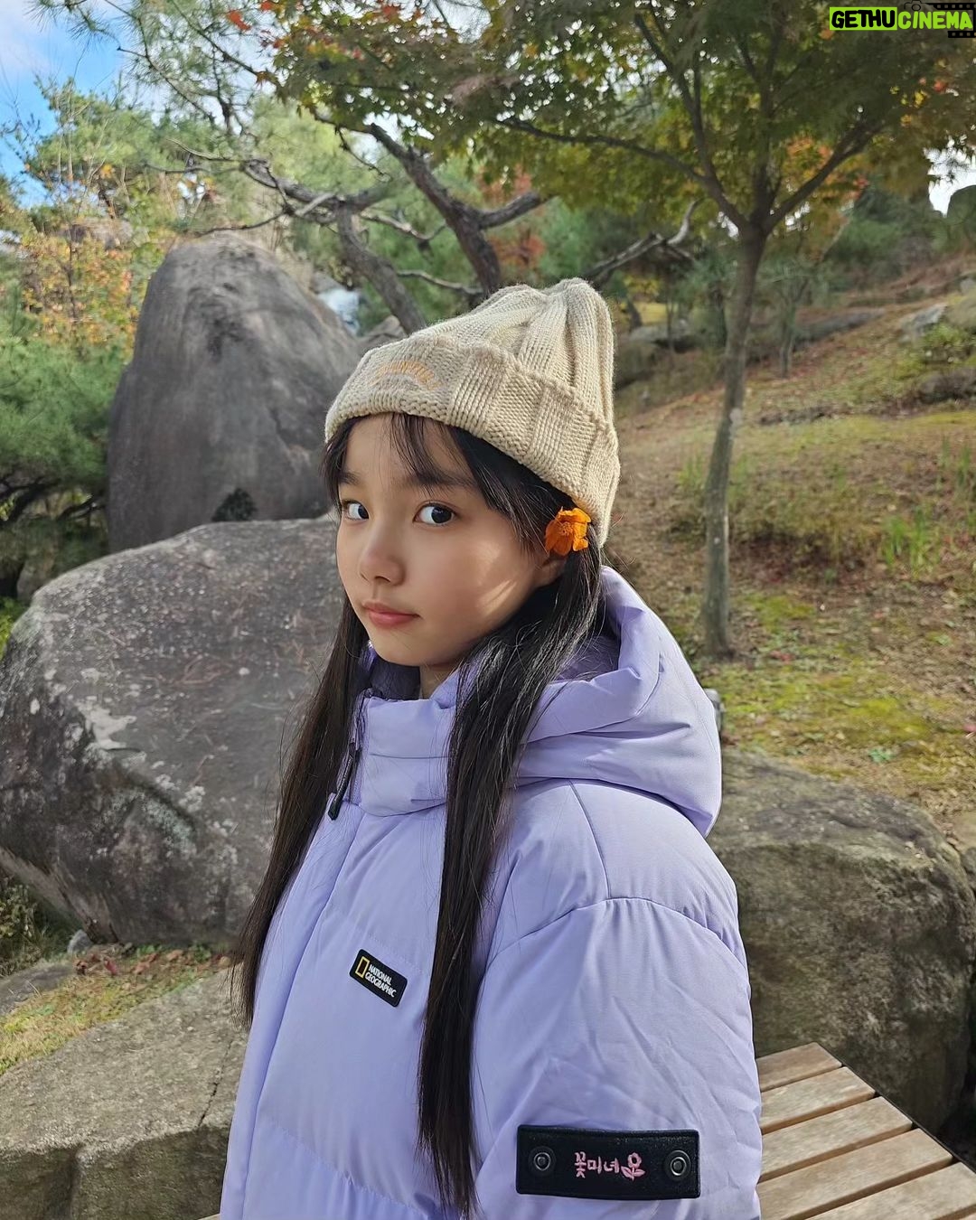 Kim Ji-Yu Instagram - ❣️ #광고 @ng_apparel.kids 본인이 직접 정한 단 하나뿐인 와펜에 힘을 얻어 ^^ 🌸꽃미녀가 되고픈 지유에요^^ 꼭 올 겨울은 부디 참하게 꼭!미녀 가 되어보자~~^^!! 올 겨울 교복 당첨~~~~!!!!^^ #내셔널지오그래픽키즈 숏패딩~~! 지유는 루즈하게 입고 싶어서 160사이즈를 선택했더니 숏패딩이 아니라 반패딩으로 입고 있어요~^^ 엉덩이까지 따숩게 덮어서 더더 좋으네요~~ ✔️R.D.S 인증 덕다운을 사용한 실용적인 다운점퍼로 베이직한 핏감과 디자인이라 데일리룩으로 딱!이쥬~^^ 🤩가볍고 따뜻한 #내셔널지오그래픽 숏패딩과 방한화가 있어 이번 겨울도 든든합니다용!^^ #키즈숏패딩 #키즈패딩 #남아패딩 #여아패딩 #주니어패딩 #키즈신발 #키즈방한화 #남아신발 #여아신발 #키즈겨울신발 #키즈겨울아이템 #키즈옷 #키즈코디 #주니어옷
