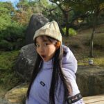 Kim Ji-Yu Instagram - ❣️ #광고 @ng_apparel.kids 본인이 직접 정한 단 하나뿐인 와펜에 힘을 얻어 ^^ 🌸꽃미녀가 되고픈 지유에요^^ 꼭 올 겨울은 부디 참하게 꼭!미녀 가 되어보자~~^^!! 올 겨울 교복 당첨~~~~!!!!^^ #내셔널지오그래픽키즈 숏패딩~~! 지유는 루즈하게 입고 싶어서 160사이즈를 선택했더니 숏패딩이 아니라 반패딩으로 입고 있어요~^^ 엉덩이까지 따숩게 덮어서 더더 좋으네요~~ ✔️R.D.S 인증 덕다운을 사용한 실용적인 다운점퍼로 베이직한 핏감과 디자인이라 데일리룩으로 딱!이쥬~^^ 🤩가볍고 따뜻한 #내셔널지오그래픽 숏패딩과 방한화가 있어 이번 겨울도 든든합니다용!^^ #키즈숏패딩 #키즈패딩 #남아패딩 #여아패딩 #주니어패딩 #키즈신발 #키즈방한화 #남아신발 #여아신발 #키즈겨울신발 #키즈겨울아이템 #키즈옷 #키즈코디 #주니어옷