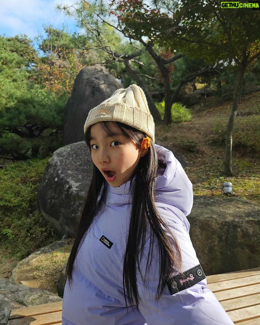 Kim Ji-Yu Instagram - ❣️ #광고 @ng_apparel.kids 본인이 직접 정한 단 하나뿐인 와펜에 힘을 얻어 ^^ 🌸꽃미녀가 되고픈 지유에요^^ 꼭 올 겨울은 부디 참하게 꼭!미녀 가 되어보자~~^^!! 올 겨울 교복 당첨~~~~!!!!^^ #내셔널지오그래픽키즈 숏패딩~~! 지유는 루즈하게 입고 싶어서 160사이즈를 선택했더니 숏패딩이 아니라 반패딩으로 입고 있어요~^^ 엉덩이까지 따숩게 덮어서 더더 좋으네요~~ ✔️R.D.S 인증 덕다운을 사용한 실용적인 다운점퍼로 베이직한 핏감과 디자인이라 데일리룩으로 딱!이쥬~^^ 🤩가볍고 따뜻한 #내셔널지오그래픽 숏패딩과 방한화가 있어 이번 겨울도 든든합니다용!^^ #키즈숏패딩 #키즈패딩 #남아패딩 #여아패딩 #주니어패딩 #키즈신발 #키즈방한화 #남아신발 #여아신발 #키즈겨울신발 #키즈겨울아이템 #키즈옷 #키즈코디 #주니어옷