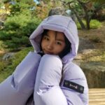 Kim Ji-Yu Instagram - ❣️ #광고 @ng_apparel.kids 본인이 직접 정한 단 하나뿐인 와펜에 힘을 얻어 ^^ 🌸꽃미녀가 되고픈 지유에요^^ 꼭 올 겨울은 부디 참하게 꼭!미녀 가 되어보자~~^^!! 올 겨울 교복 당첨~~~~!!!!^^ #내셔널지오그래픽키즈 숏패딩~~! 지유는 루즈하게 입고 싶어서 160사이즈를 선택했더니 숏패딩이 아니라 반패딩으로 입고 있어요~^^ 엉덩이까지 따숩게 덮어서 더더 좋으네요~~ ✔️R.D.S 인증 덕다운을 사용한 실용적인 다운점퍼로 베이직한 핏감과 디자인이라 데일리룩으로 딱!이쥬~^^ 🤩가볍고 따뜻한 #내셔널지오그래픽 숏패딩과 방한화가 있어 이번 겨울도 든든합니다용!^^ #키즈숏패딩 #키즈패딩 #남아패딩 #여아패딩 #주니어패딩 #키즈신발 #키즈방한화 #남아신발 #여아신발 #키즈겨울신발 #키즈겨울아이템 #키즈옷 #키즈코디 #주니어옷