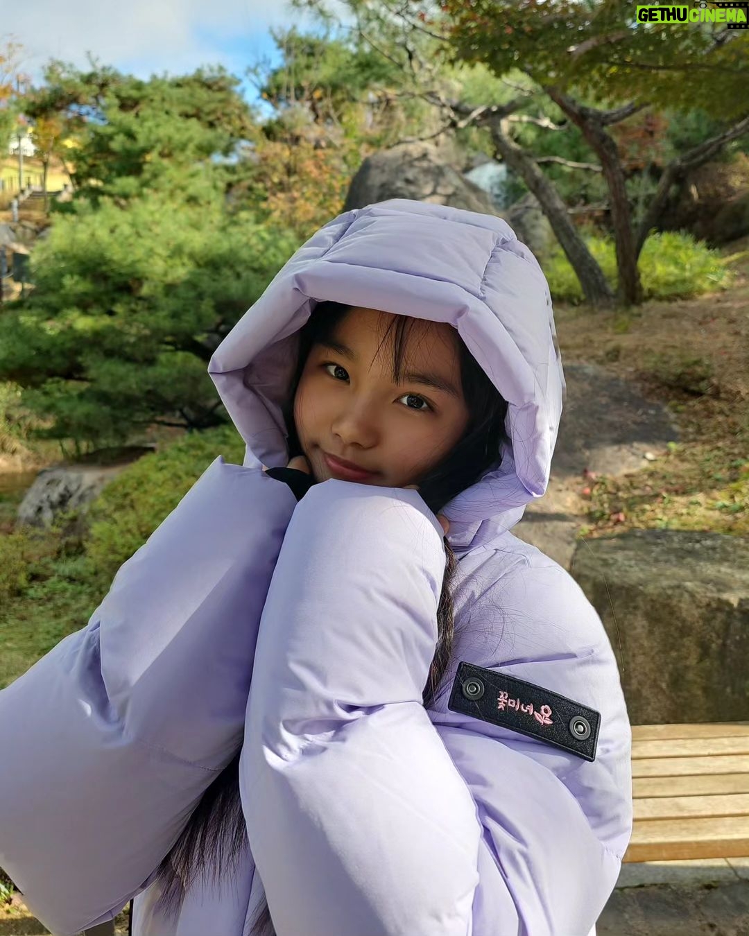 Kim Ji-Yu Instagram - ❣️ #광고 @ng_apparel.kids 본인이 직접 정한 단 하나뿐인 와펜에 힘을 얻어 ^^ 🌸꽃미녀가 되고픈 지유에요^^ 꼭 올 겨울은 부디 참하게 꼭!미녀 가 되어보자~~^^!! 올 겨울 교복 당첨~~~~!!!!^^ #내셔널지오그래픽키즈 숏패딩~~! 지유는 루즈하게 입고 싶어서 160사이즈를 선택했더니 숏패딩이 아니라 반패딩으로 입고 있어요~^^ 엉덩이까지 따숩게 덮어서 더더 좋으네요~~ ✔️R.D.S 인증 덕다운을 사용한 실용적인 다운점퍼로 베이직한 핏감과 디자인이라 데일리룩으로 딱!이쥬~^^ 🤩가볍고 따뜻한 #내셔널지오그래픽 숏패딩과 방한화가 있어 이번 겨울도 든든합니다용!^^ #키즈숏패딩 #키즈패딩 #남아패딩 #여아패딩 #주니어패딩 #키즈신발 #키즈방한화 #남아신발 #여아신발 #키즈겨울신발 #키즈겨울아이템 #키즈옷 #키즈코디 #주니어옷