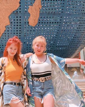 Kim Ji-min Instagram - 옛날꽃날 사진첩 보다가~#내동기#내베프#내사람#박나래