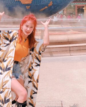 Kim Ji-min Instagram - 옛날꽃날 사진첩 보다가~#내동기#내베프#내사람#박나래