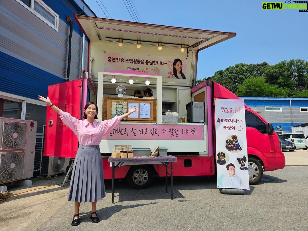 Kim Ji-min Instagram - 오늘 드디어 #고소한남녀 첫방입니다! 퇴근후 샤워할시간+ 상차릴시간 다 계산해서 밤8시40분에 방송해요^^ 관전잼 보장! 싱글 커플 부부 모두 다 보시면서 의견주고받는재미! #sbsplus#고소한남녀#화요일밤#8시40분 #커피차#김준호#깜짝선물💕