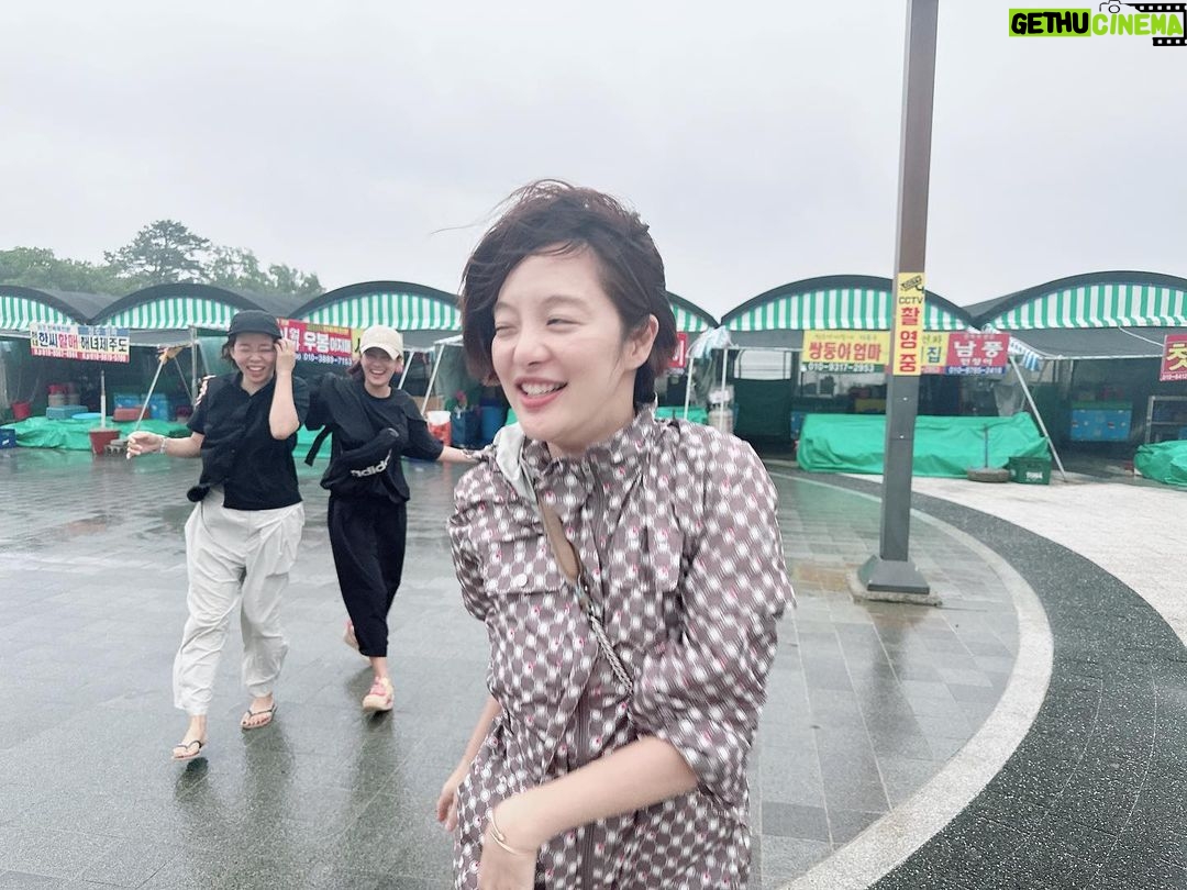 Kim Ji-min Instagram - 여행가는데 비가오길 진심으로 기도하는 우리! 날씨가 안좋을수록 추억이 더 쌓이는 우리! #저세상텐션#정이랑#황보라#김지민#박나래야기다린다!#나래가없다!