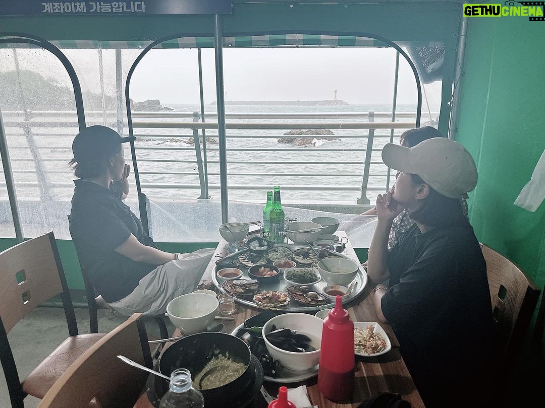Kim Ji-min Instagram - 여행가는데 비가오길 진심으로 기도하는 우리! 날씨가 안좋을수록 추억이 더 쌓이는 우리! #저세상텐션#정이랑#황보라#김지민#박나래야기다린다!#나래가없다!