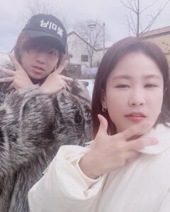 Kim Ji-min Instagram - 손가락 세개피고 따라했다가 지적당함! 