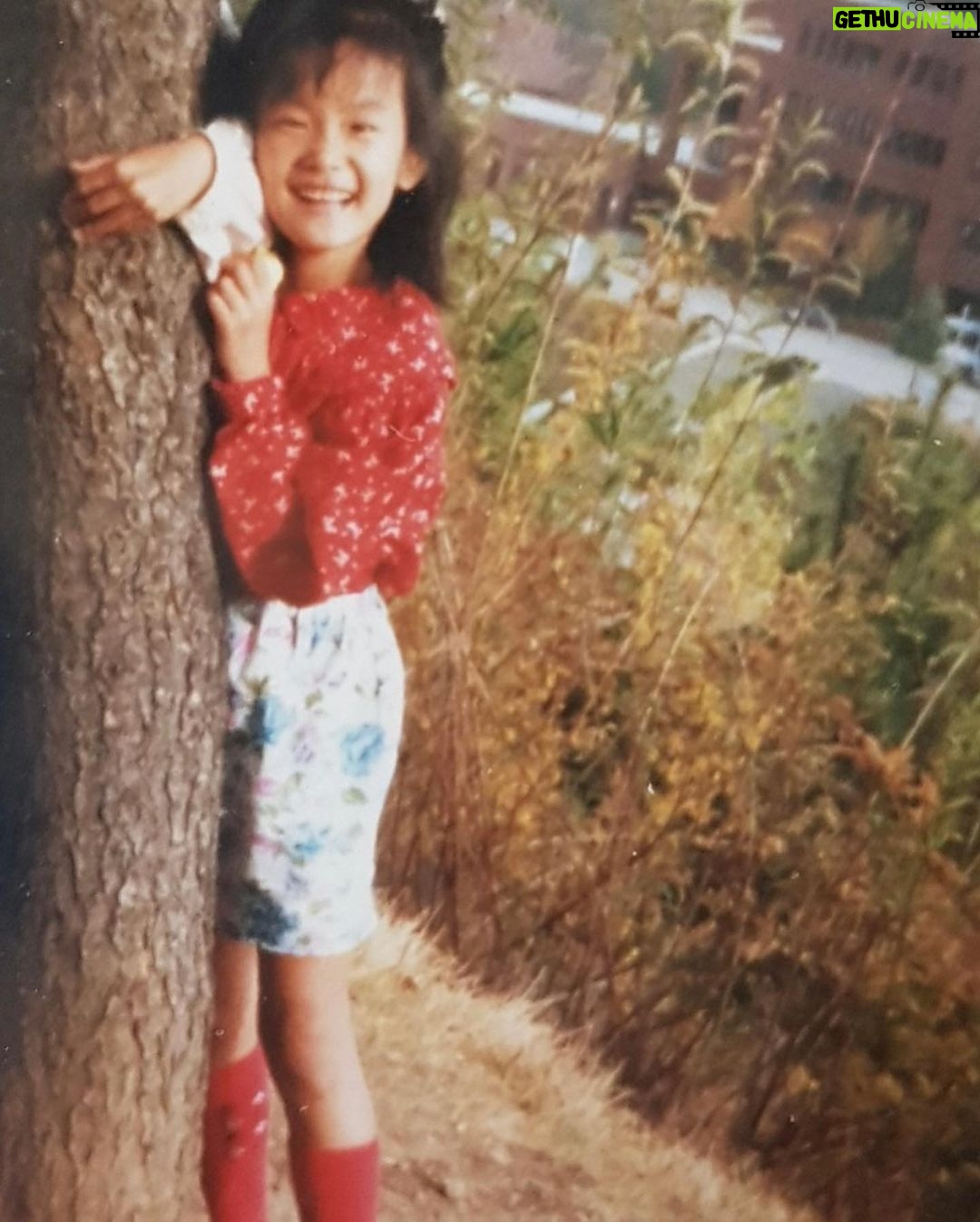 Kim Ji-min Instagram - 내 새끼면 너무 예쁜데.. 나 어렸을적이라하니 그닥 막~이쁘진 않네ㅋㅋㅋㅋ나 역변의 아이콘!