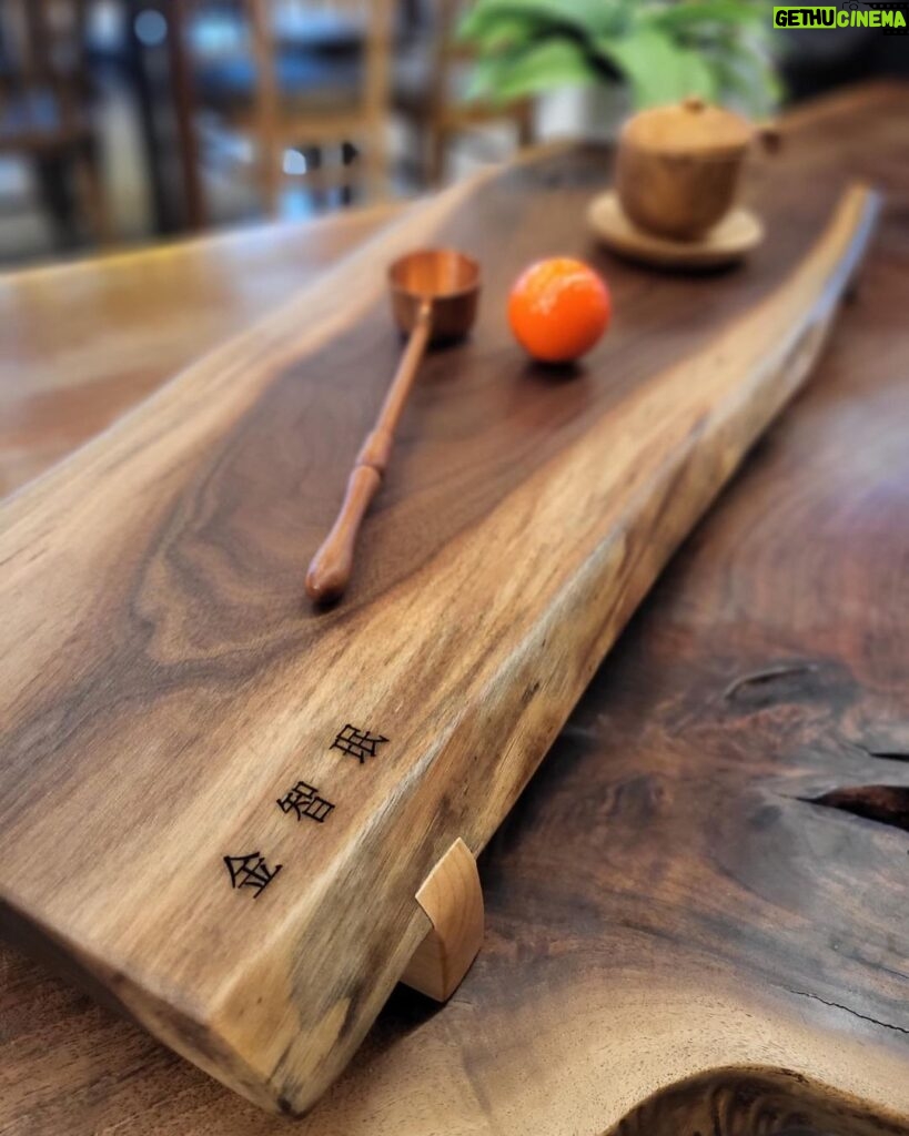 Kim Ji-min Instagram - 내이름 석자가 이렇게 멋있었나 세상에 하나뿐인 나만의 것! 만들어주셔서 감사합니다🙏🏻 #양주목공소#허종우장인#다탁#칼도#도마#하나뿐인내것