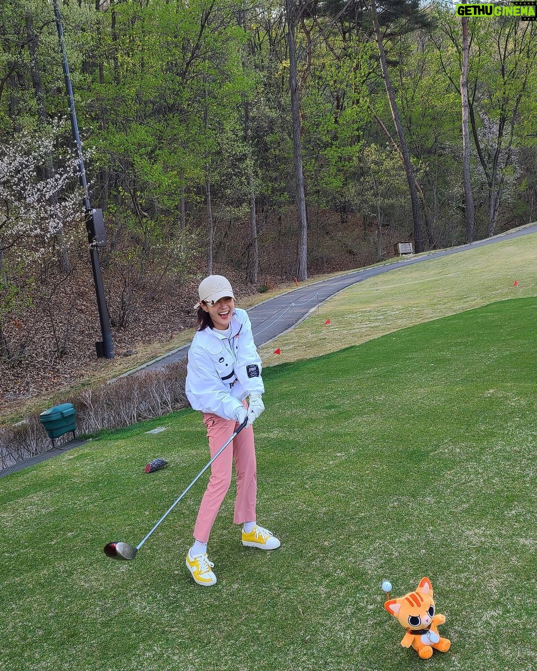 Kim Ji-min Instagram - 마쭈 넘 귀여워서 날라갈까봐 노심초사😍 #마쭈#마쭈골프