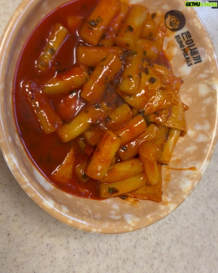 Kim Ji-min Instagram - 송은이선배님 떡볶이's#은이세끼떡볶이 녹화후 허기진 배를 움켜잡고 집에 오자마자 보글보글 완성🍲
