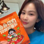 Kim Ji-min Instagram - 송은이선배님 떡볶이's#은이세끼떡볶이 녹화후 허기진 배를 움켜잡고 집에 오자마자 보글보글 완성🍲