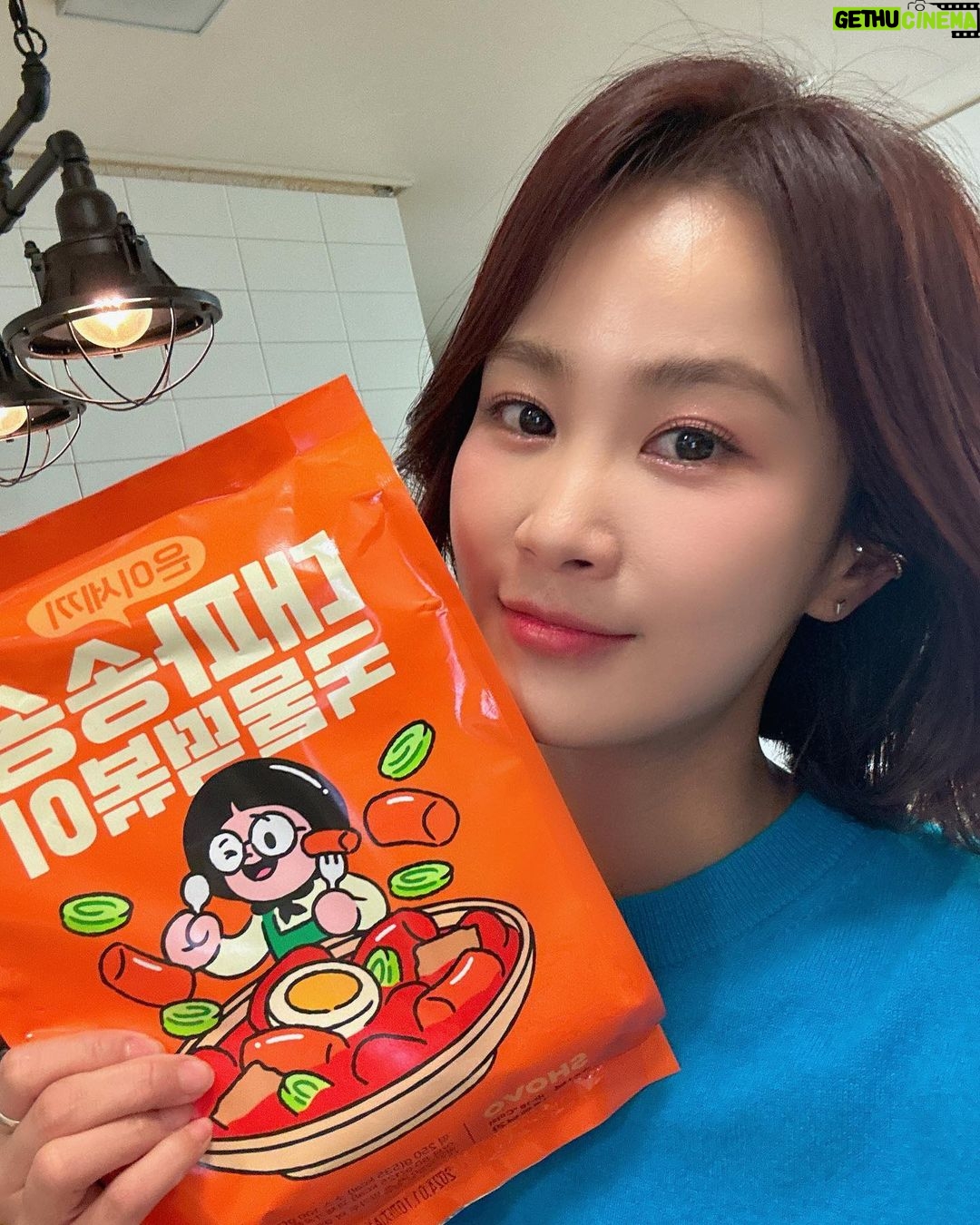 Kim Ji-min Instagram - 송은이선배님 떡볶이's#은이세끼떡볶이 녹화후 허기진 배를 움켜잡고 집에 오자마자 보글보글 완성🍲