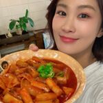 Kim Ji-min Instagram - 송은이선배님 떡볶이's#은이세끼떡볶이 녹화후 허기진 배를 움켜잡고 집에 오자마자 보글보글 완성🍲