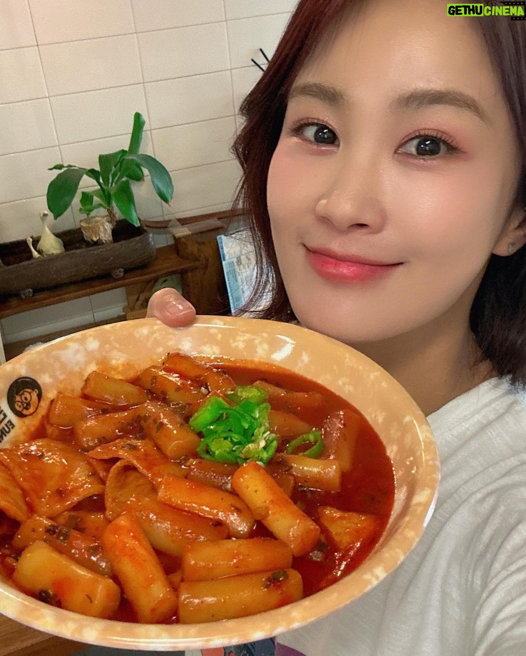 Kim Ji-min Instagram - 송은이선배님 떡볶이's#은이세끼떡볶이 녹화후 허기진 배를 움켜잡고 집에 오자마자 보글보글 완성🍲