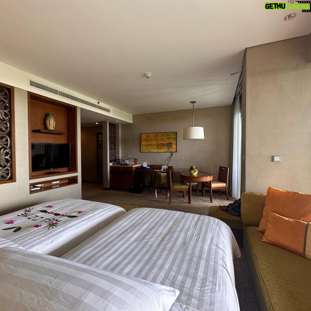 Kim Ji-min Instagram - 세계 3대 선셋명소 코타키나발루! 호텔 전용비치에서 찍은 사진 🏝️전율이 느껴지는 선셋이었다 #선셋#코타키나발루#가족여행 Shangri-La Rasa Ria, Kota Kinabalu