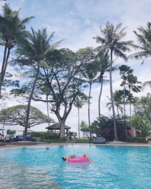 Kim Ji-min Instagram - 으른~되고 첫 가족여행 in코타키나발루
설연휴 고생하신 엄마 모시고 세 딸들이 벌린
번개여행🛫✈️
마지막 3일은 샹그릴라-라사리아 호텔에서
한발짝도 안나왔다 
#가족여행#코타키나발루#shangrilarasariaresort#샹그릴라라사리아#한국날씨실화냐❄️