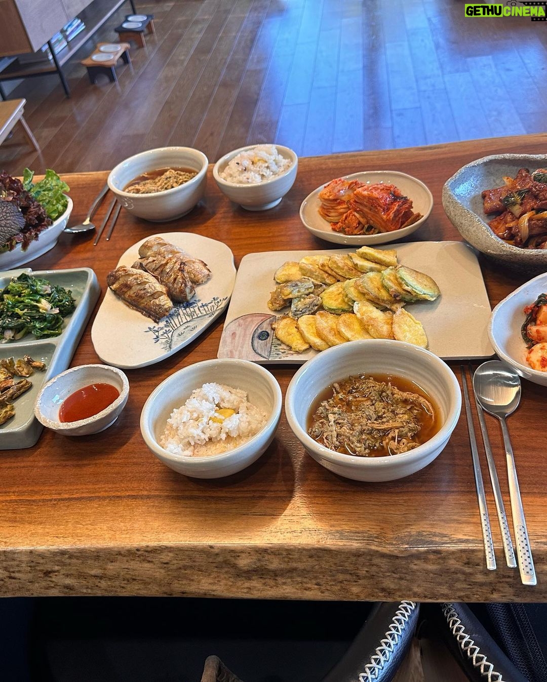Kim Ji-min Instagram - 연예대상대신 엄마밥상🍚🍱 #푸짐한밥상#든든한밥상#최인자여사님