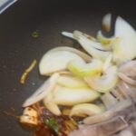 Kim Ji-min Instagram – 오늘의 메뉴는 오징어볶음! 무를 갈아서 넣으니 꾸덕한게 맛나는군!
#오징어볶음#오늘의아침#나무숟가락
남은 재료 털어버리기! 슬슬~나가볼까나~~
