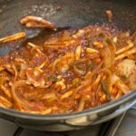 Kim Ji-min Instagram – 오늘의 메뉴는 오징어볶음! 무를 갈아서 넣으니 꾸덕한게 맛나는군!
#오징어볶음#오늘의아침#나무숟가락
남은 재료 털어버리기! 슬슬~나가볼까나~~