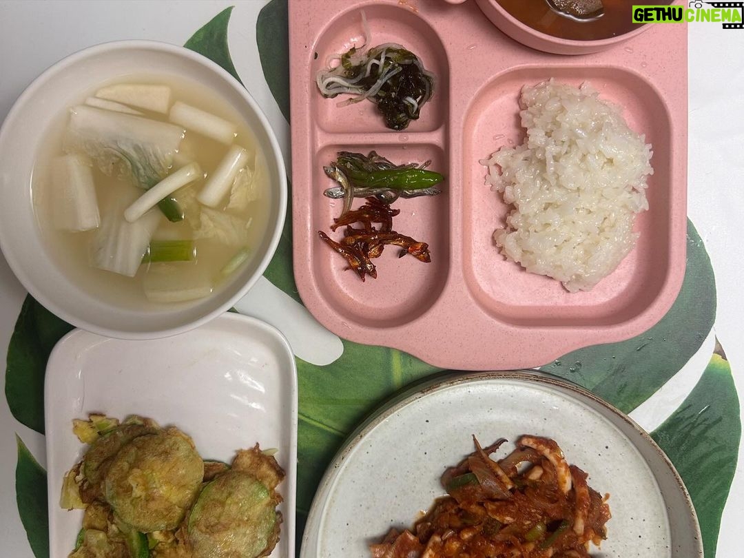 Kim Ji-min Instagram - 오늘의 메뉴는 오징어볶음! 무를 갈아서 넣으니 꾸덕한게 맛나는군! #오징어볶음#오늘의아침#나무숟가락 남은 재료 털어버리기! 슬슬~나가볼까나~~