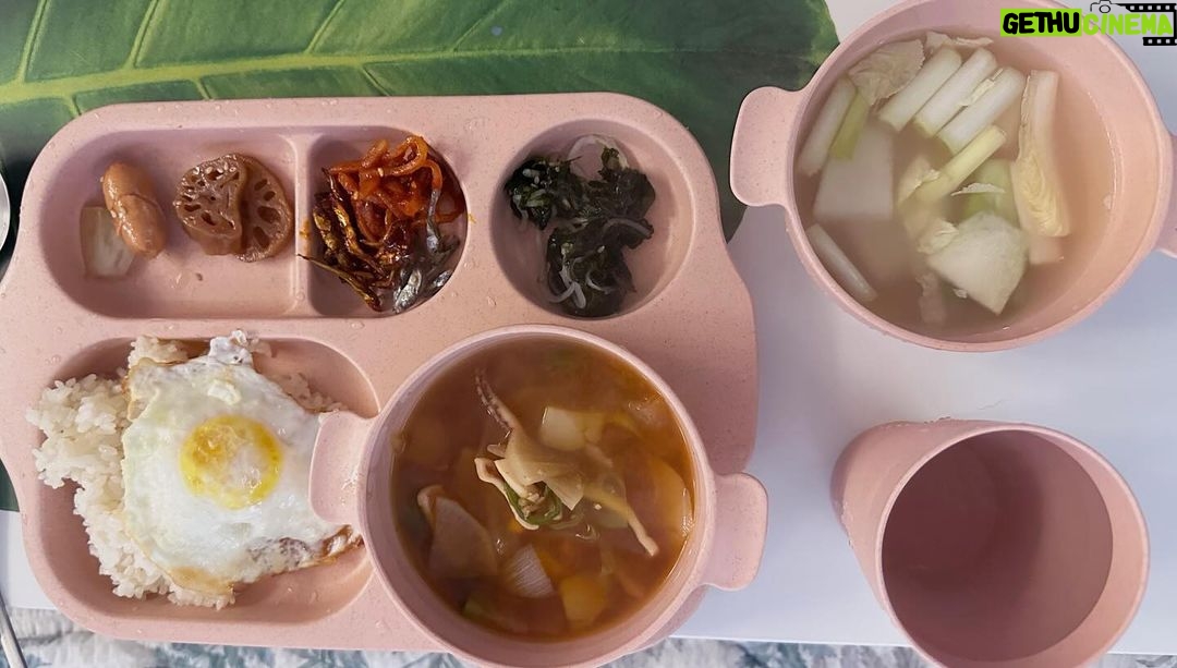 Kim Ji-min Instagram - 나의 아침 밥상🍱🍚 #오징어찌개#조촐한밥상 집밥이 최고여라~🍳