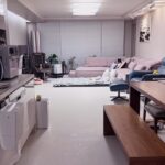 Kim Ji-min Instagram – 느낌&나리 미끄러지지 말라구 거실주방 전체매트시공 했어요
새집에 이사온기분이랍니다🦮🐕 직접매장 방문해서 고른장판이랍니다^^
#퍼펙트플로링 #강아지장판 #크레마마블
쇼파정보 궁금해하시는거 같아서 남겨요
#에싸 브랜드에용~!